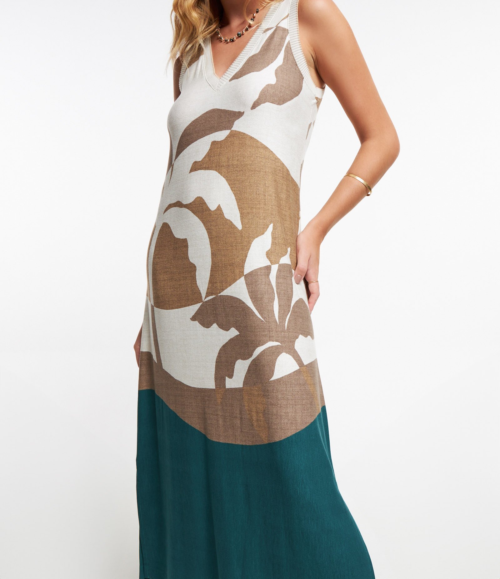 Vestido Midi em Malha Viscose com Estampa Tropical Bege/ Branco/ Verde 5