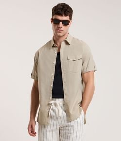 Camisa Comfort em Linho com Bolso e Dobra na Manga