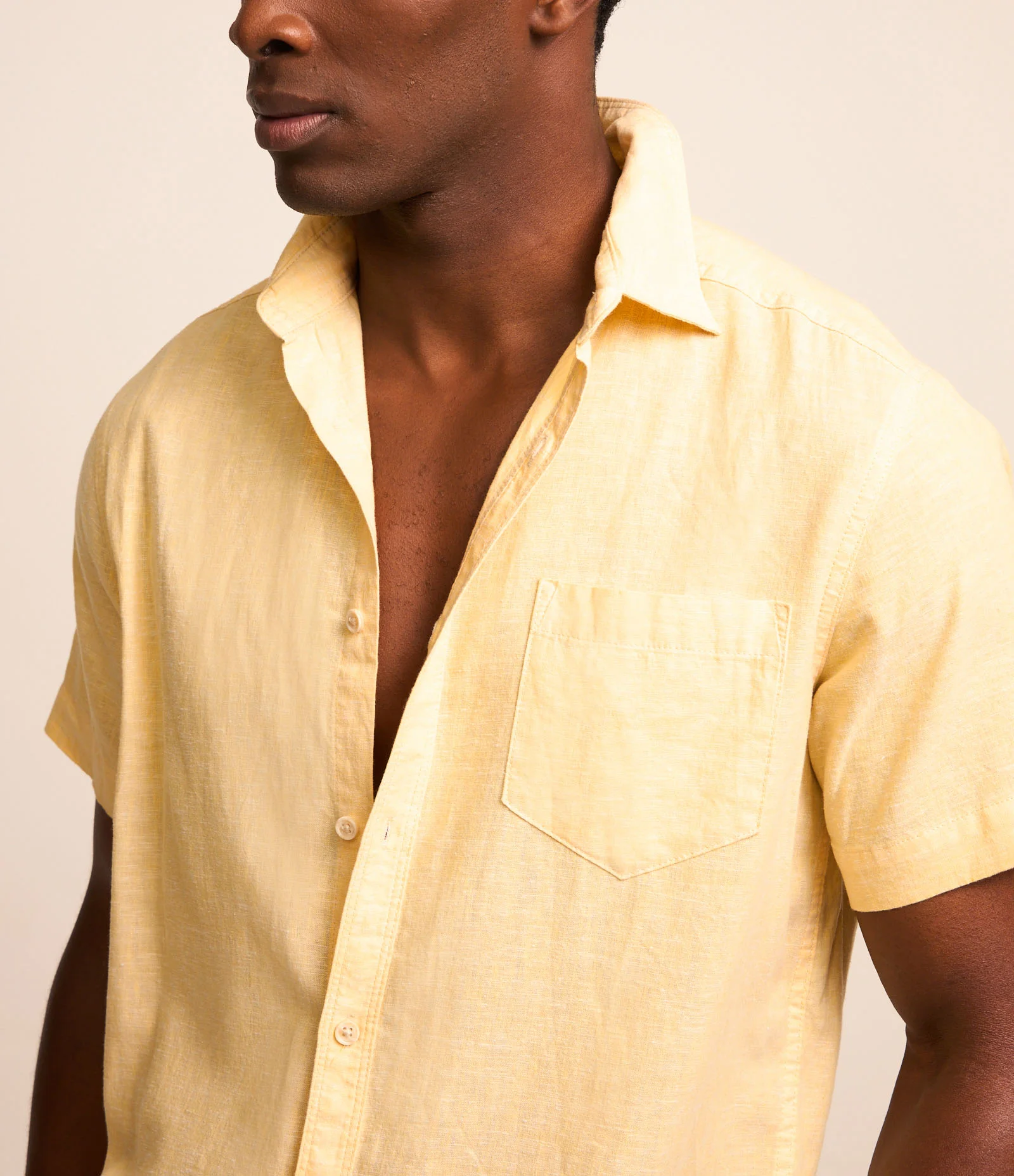 Camisa Comfort Básica em Linho com Bolso Frontal Amarelo 2