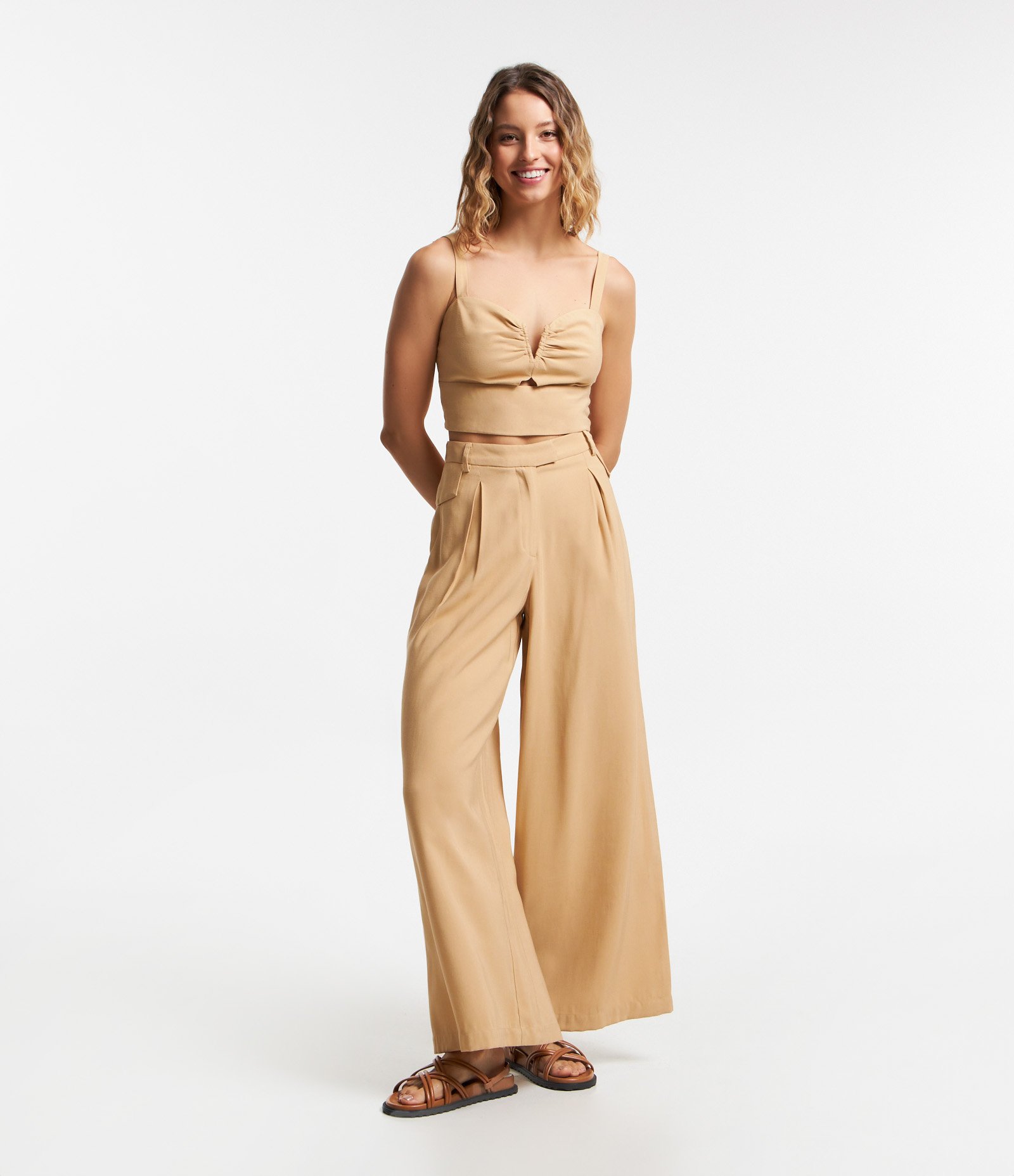 Blusa de Alça Cropped em Crepe Recorte Vazado e Lastex Bege 2
