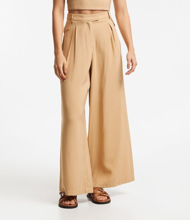 Calça Pantalona em Crepe com Bolsos e Lapela Lateral Bege 2