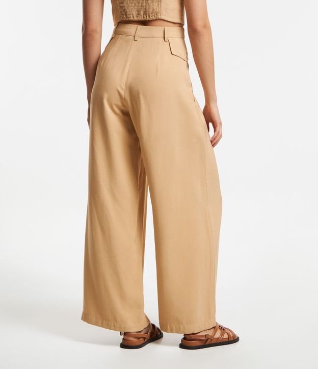 Calça Pantalona em Crepe com Bolsos e Lapela Lateral Bege 3