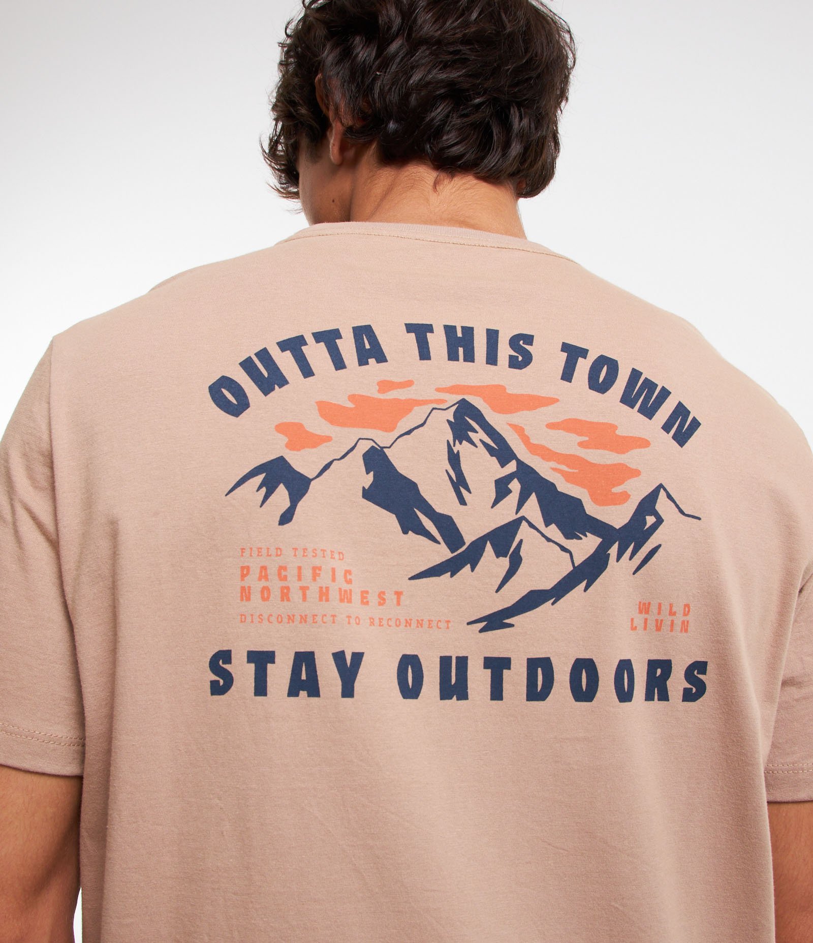 Camiseta Comfort em Algodão com Estampa Frente e Costas Montanha Outta This Town Marrom 1