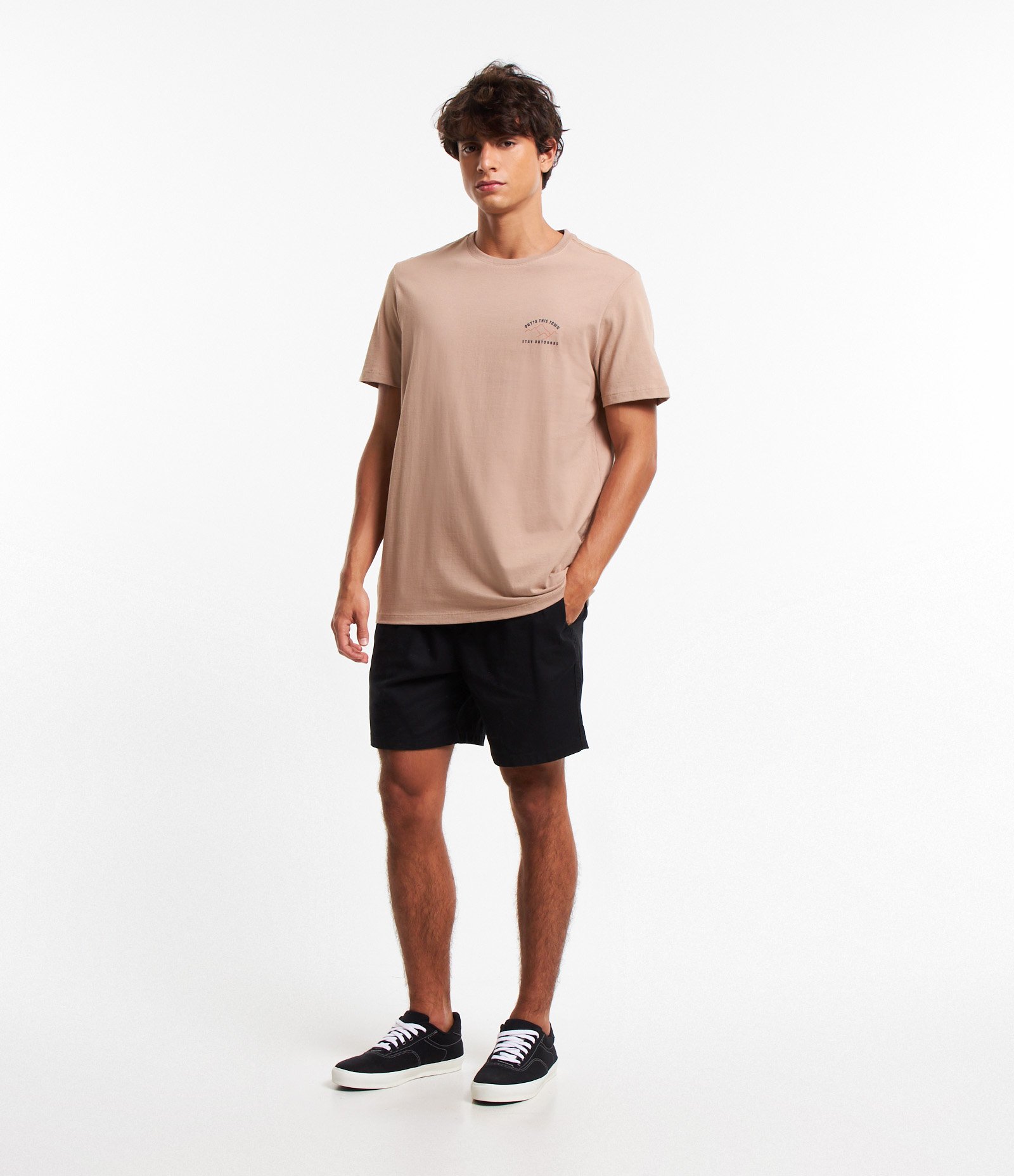 Camiseta Comfort em Algodão com Estampa Frente e Costas Montanha Outta This Town Marrom 2