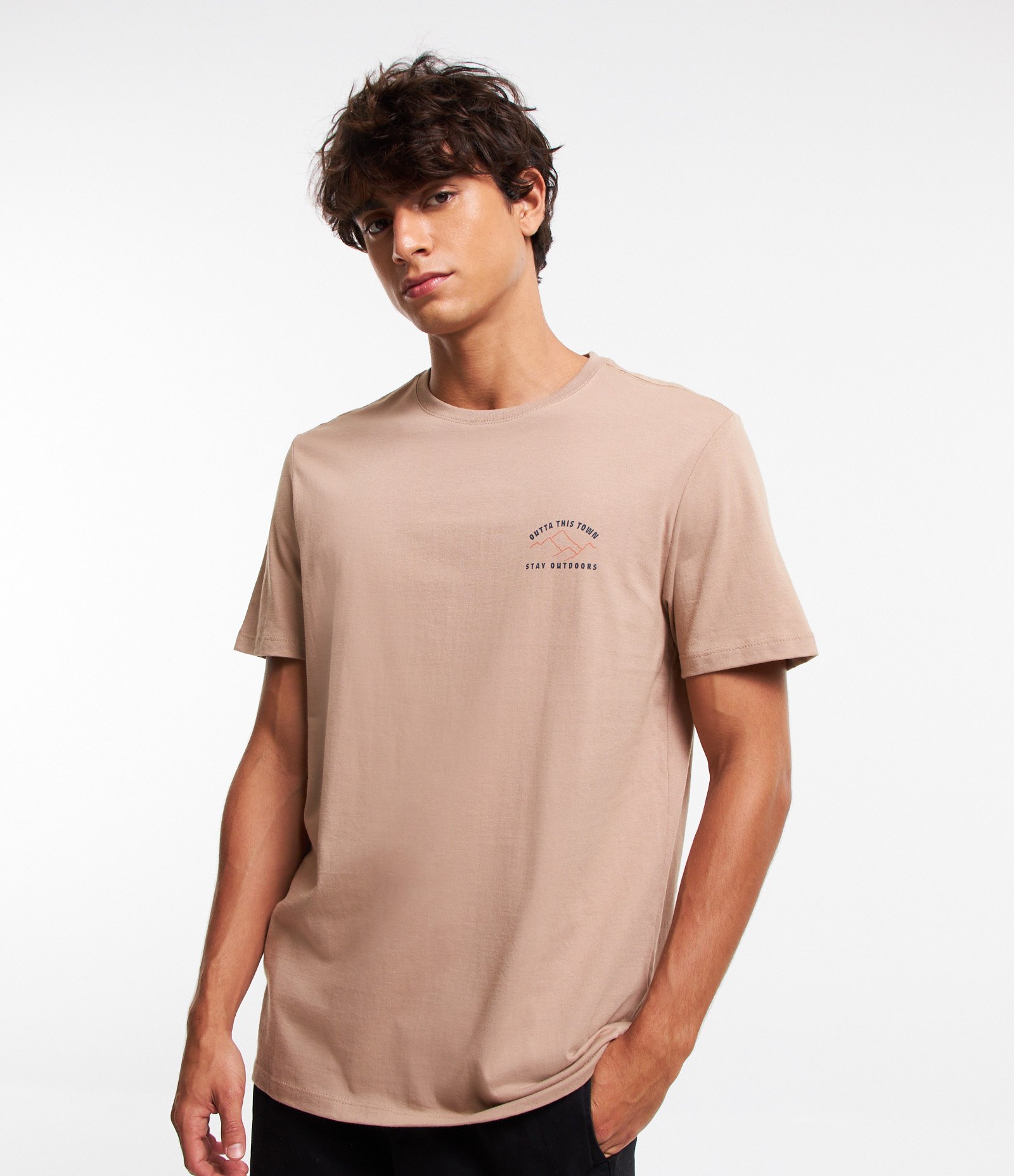 Camiseta Comfort em Algodão com Estampa Frente e Costas Montanha Outta This Town Marrom 3