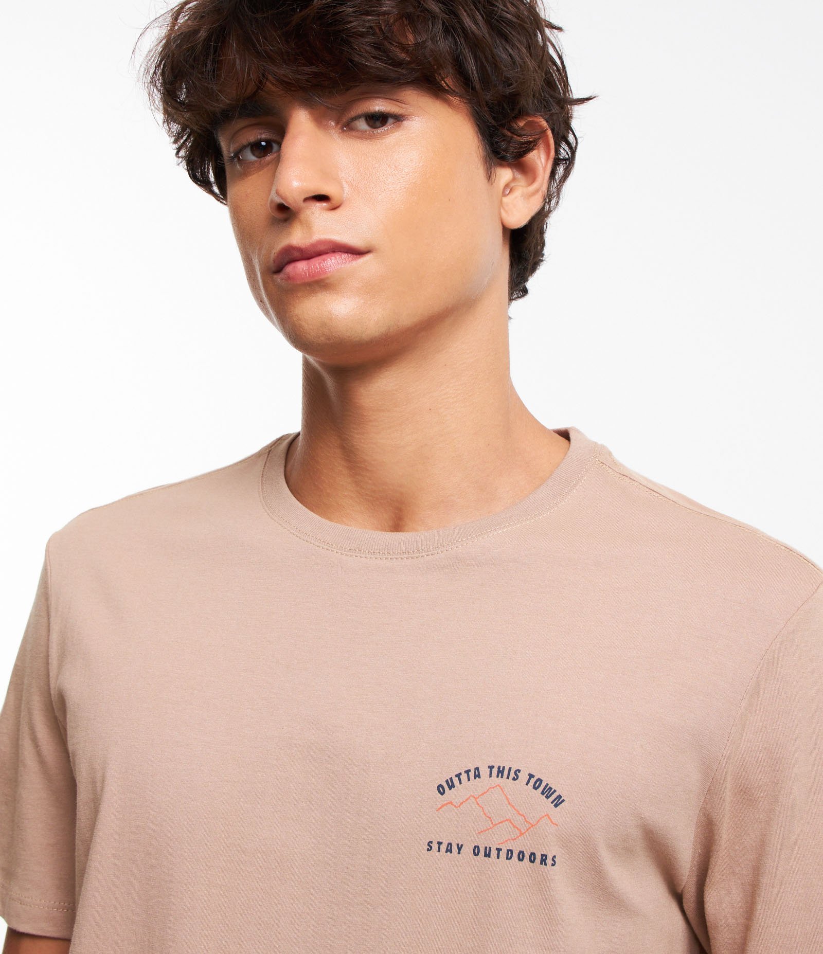 Camiseta Comfort em Algodão com Estampa Frente e Costas Montanha Outta This Town Marrom 4