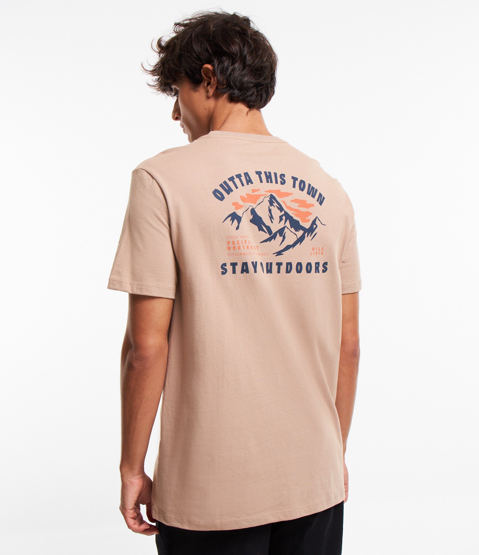 Camiseta Comfort em Algodão com Estampa Frente e Costas Montanha Outta This Town Marrom 5