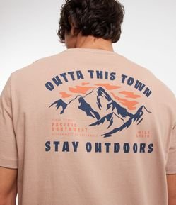 Camiseta Comfort em Algodão com Estampa Frente e Costas Montanha Outta This Town