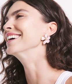 Brinco Botão em Metal com Pétalas Arredondadas