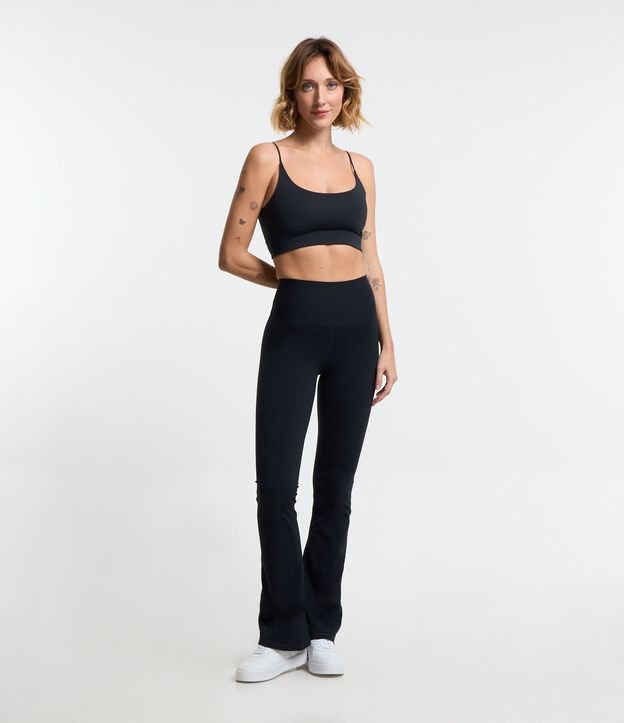 Calça Flare Esportiva em Poliamida com Detalhe em Botões