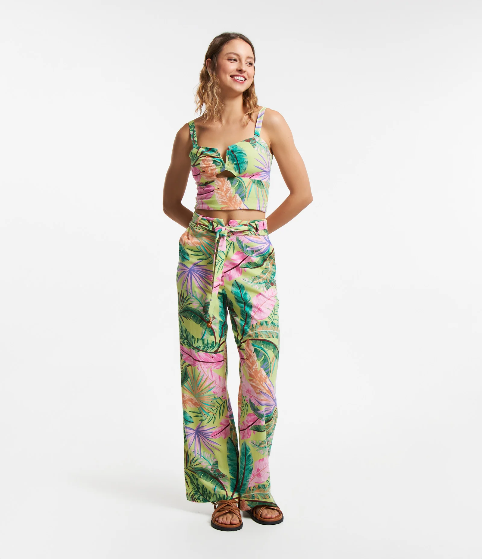 Blusa Cropped de Alça em Viscose com Linho e Estampa de Folhagem Verde 2