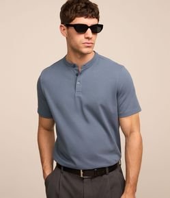 Camiseta em Algodão com Textura e Gola Padre