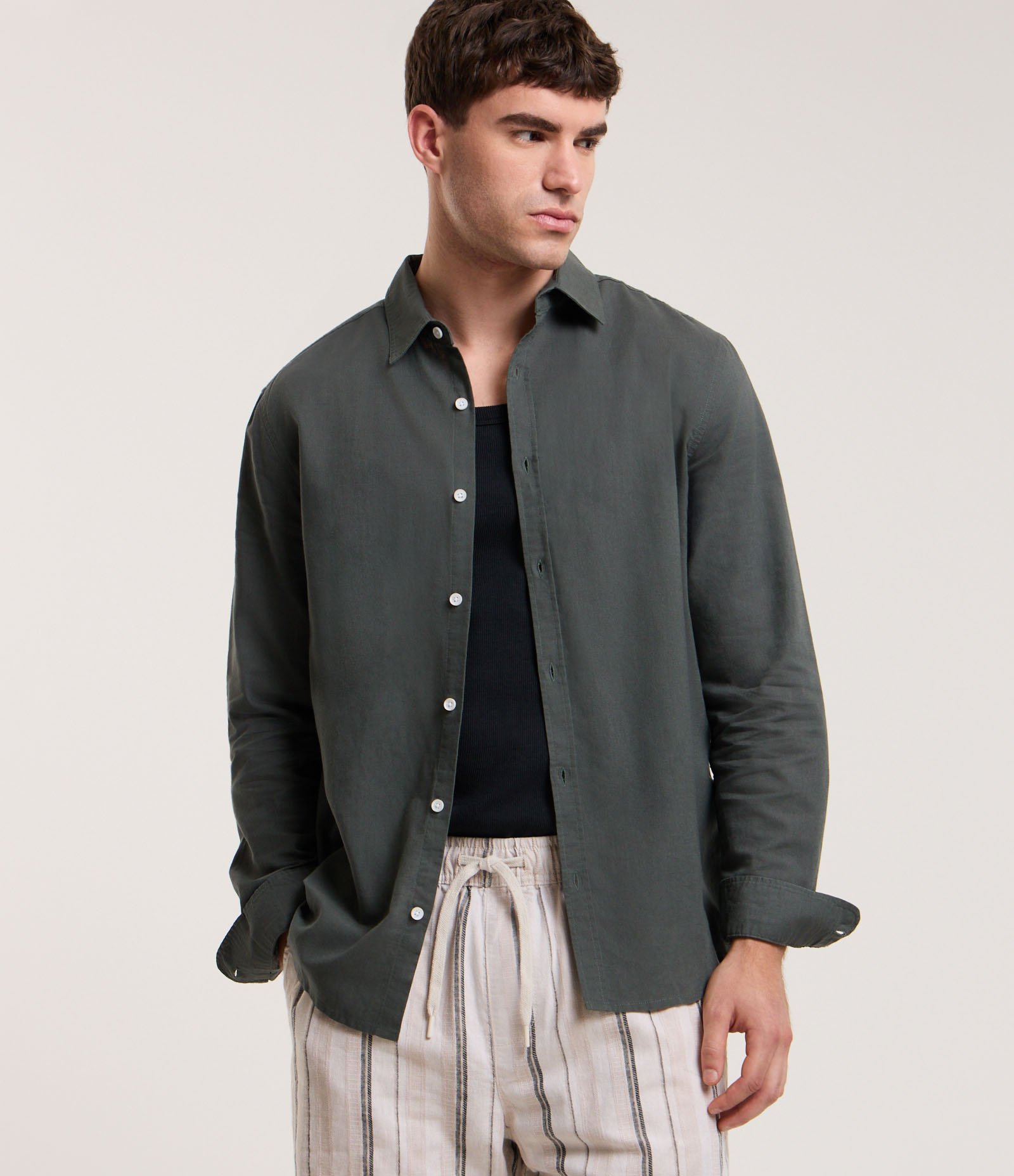 Camisa Comfort Básica em Linho e Algodão Verde Acinzentado 1