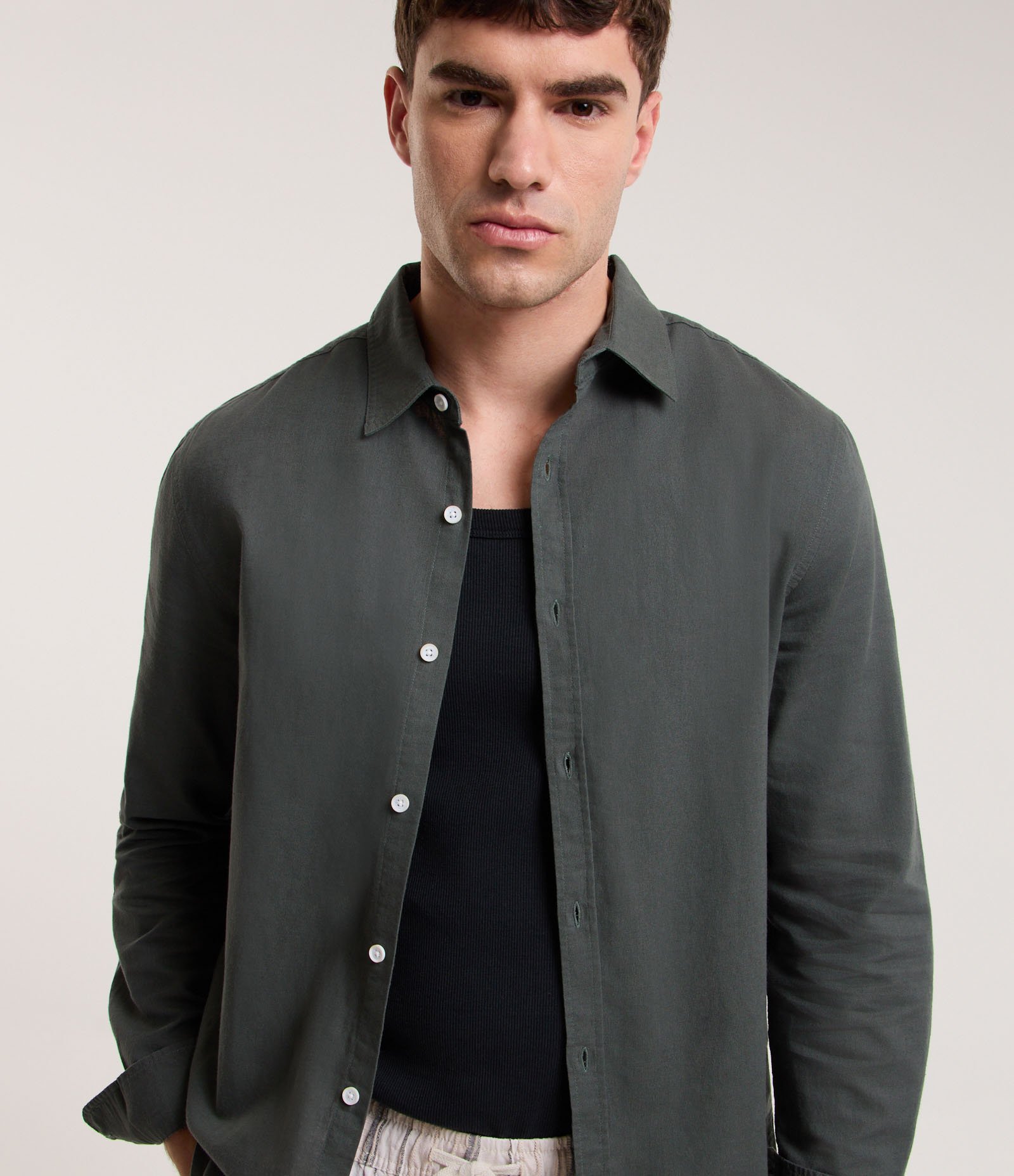 Camisa Comfort Básica em Linho e Algodão Verde Acinzentado 3