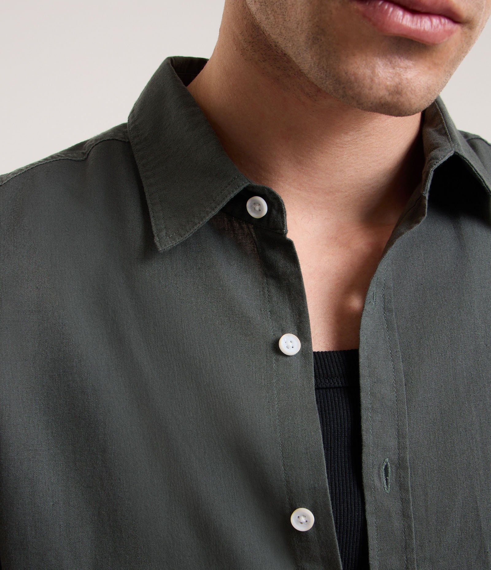 Camisa Comfort Básica em Linho e Algodão Verde Acinzentado 4
