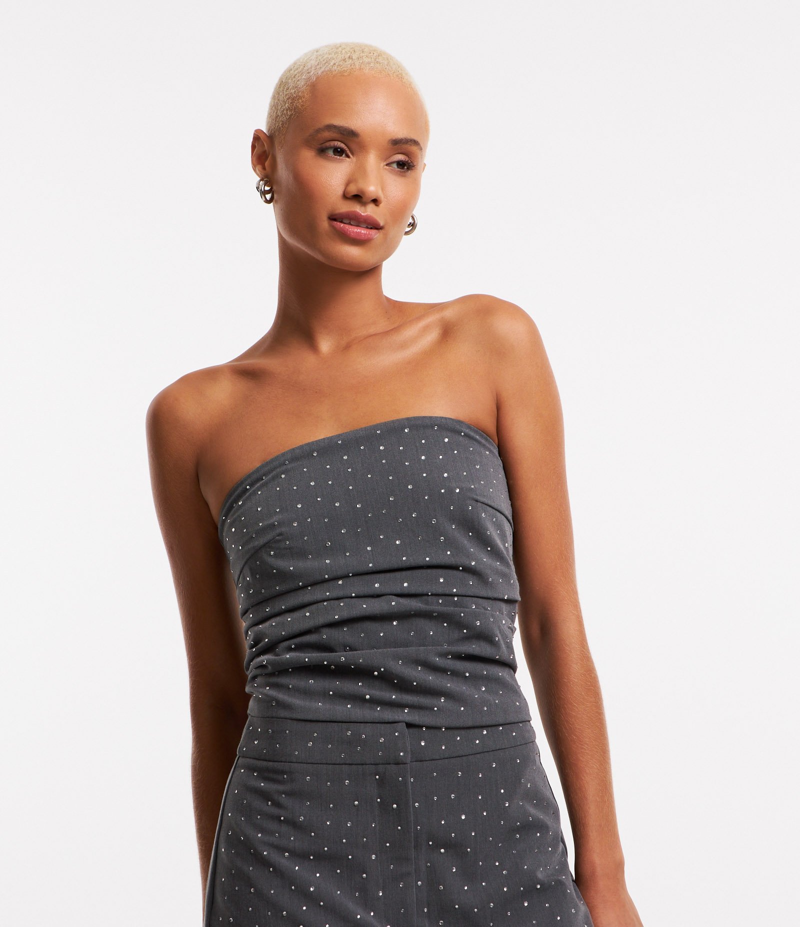 Blusa Cropped em Tomara que Caia com Brilhos Aplicados e Lastex nas Costas Cinza 1