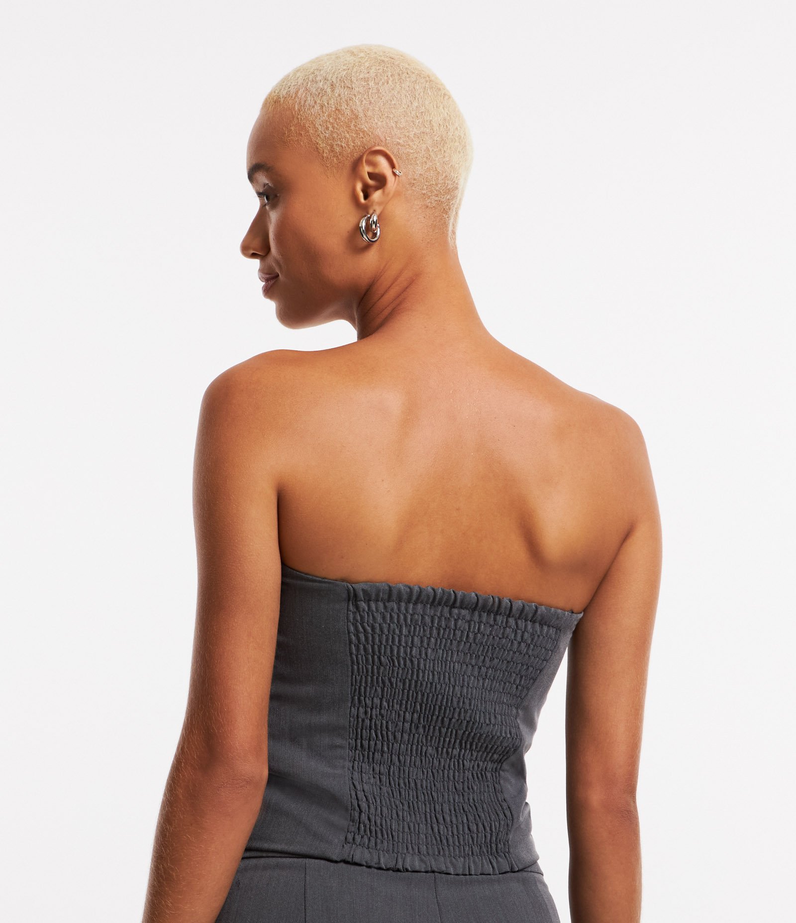 Blusa Cropped em Tomara que Caia com Brilhos Aplicados e Lastex nas Costas Cinza 3
