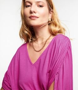 Blusa em Viscose com Decote V e Detalhe Franzido na Manga