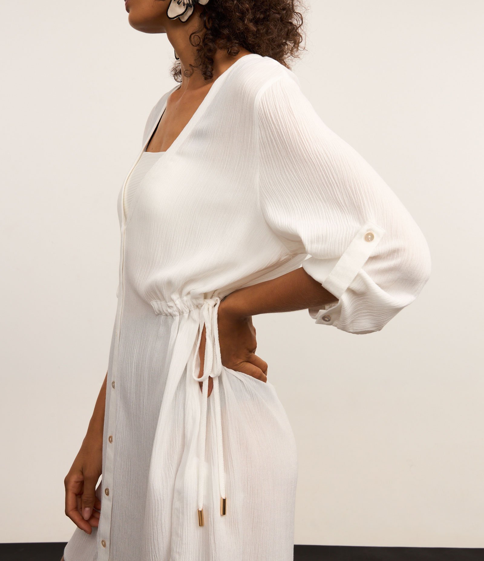 Saída de Praia Bata Maquinetada com Botões e Regulador Lateral Branco Neve 3