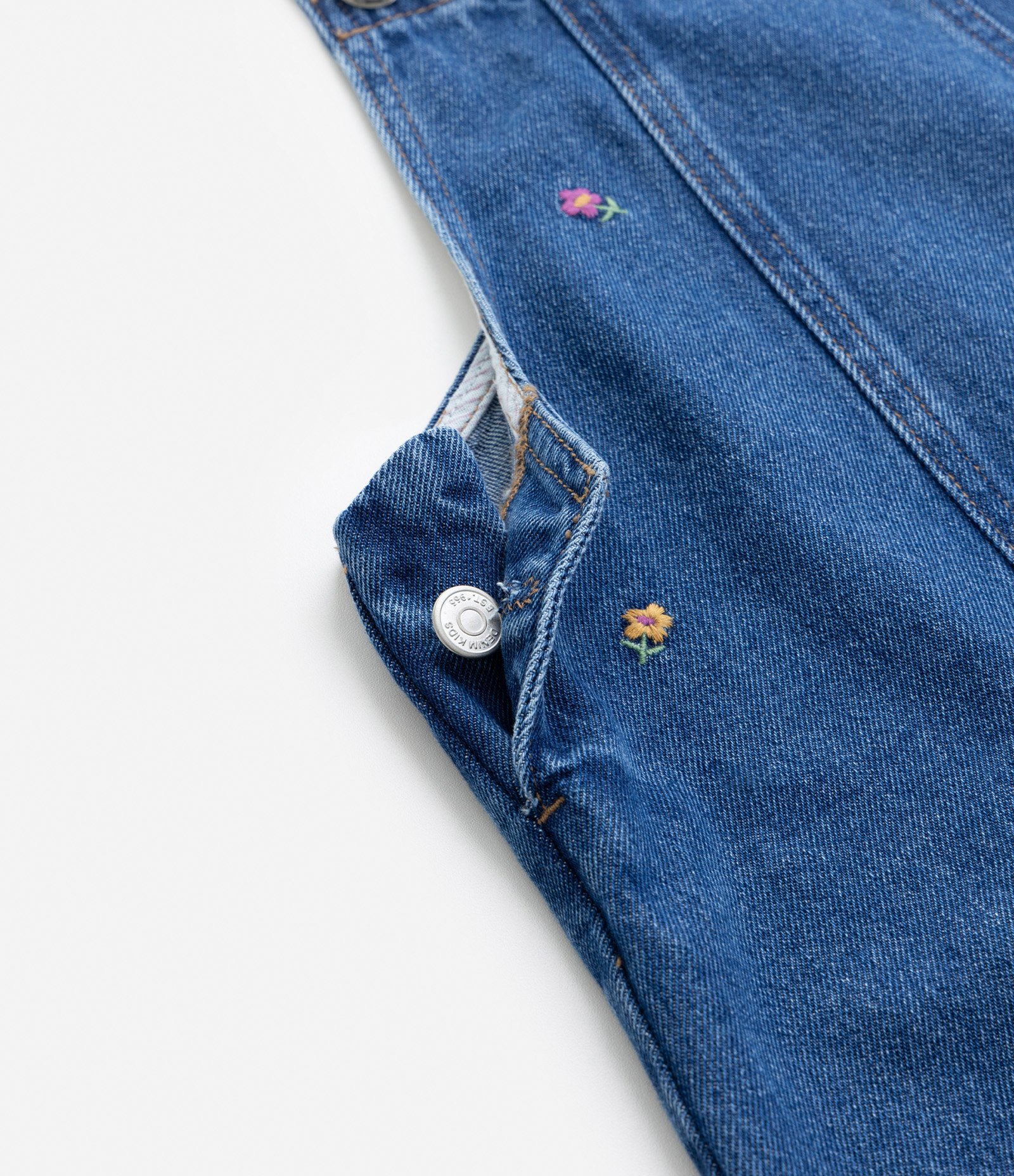 Salopete Infantil em Jeans com Bordado Florzinhas - Tam 5 a 14 anos Azul 4