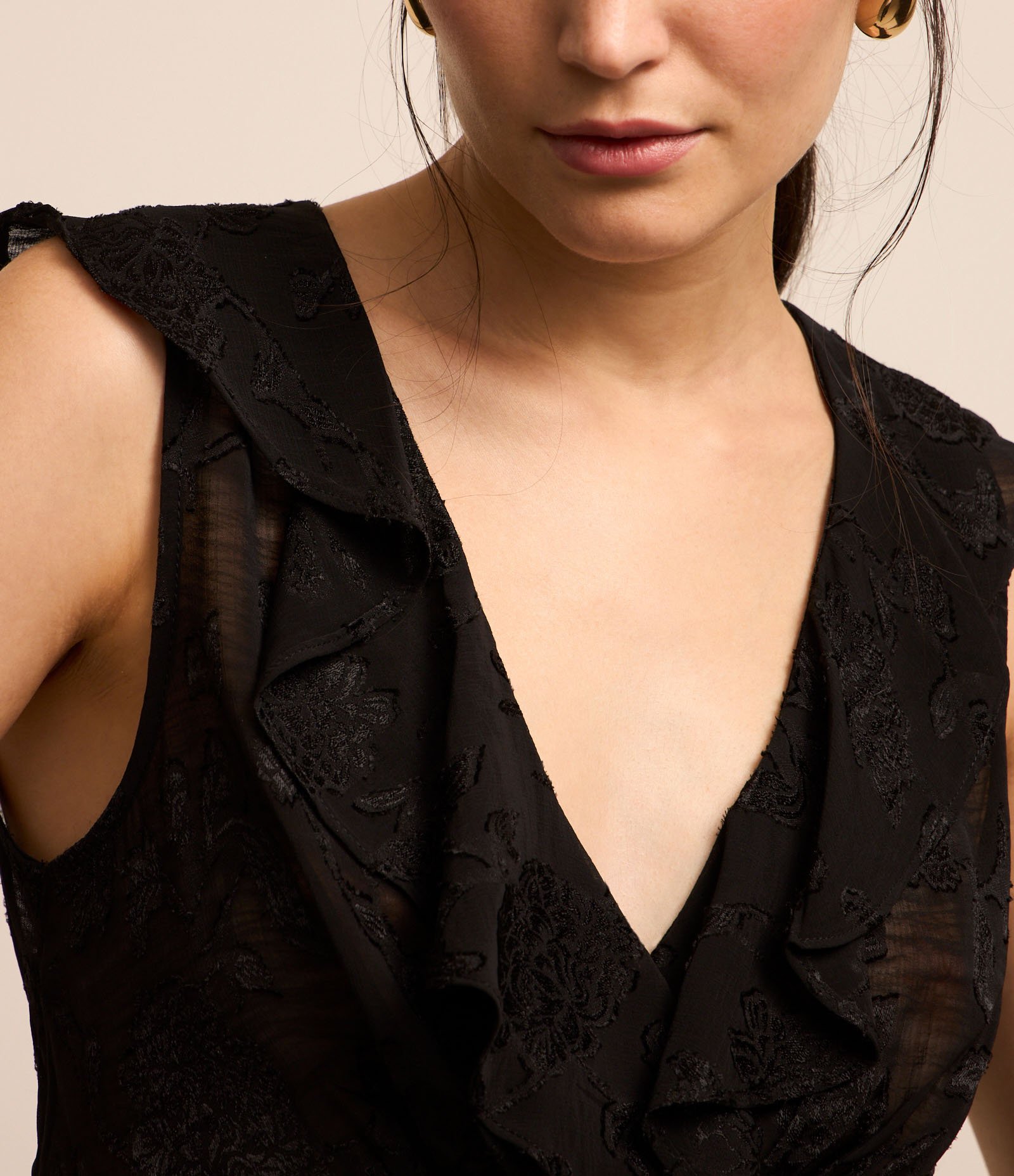 Blusa em Chiffon com Babado na Gola e Textura Floral Preto 1