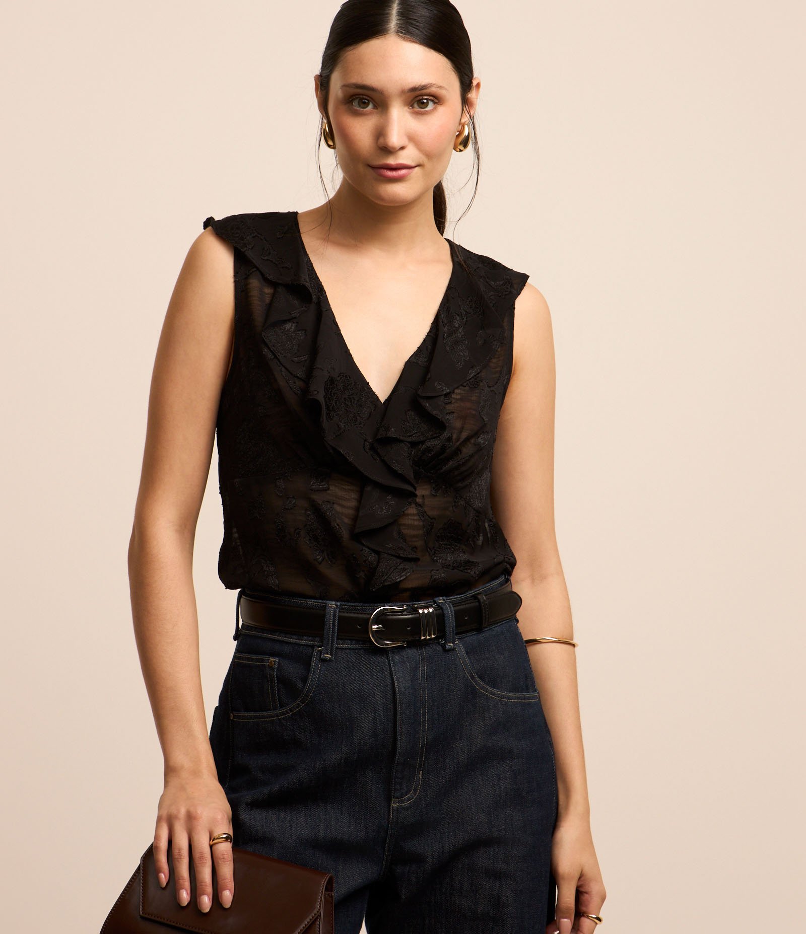 Blusa em Chiffon com Babado na Gola e Textura Floral Preto 2