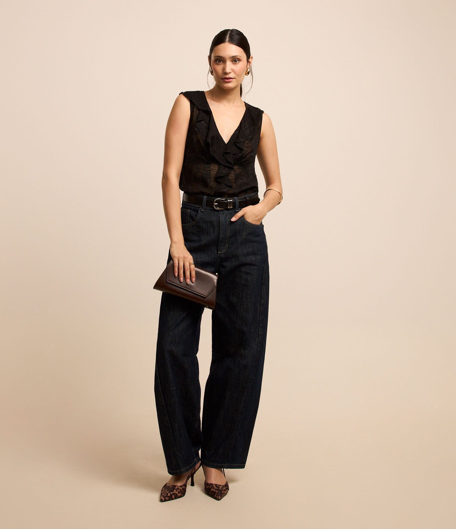 Blusa em Chiffon com Babado na Gola e Textura Floral Preto 3