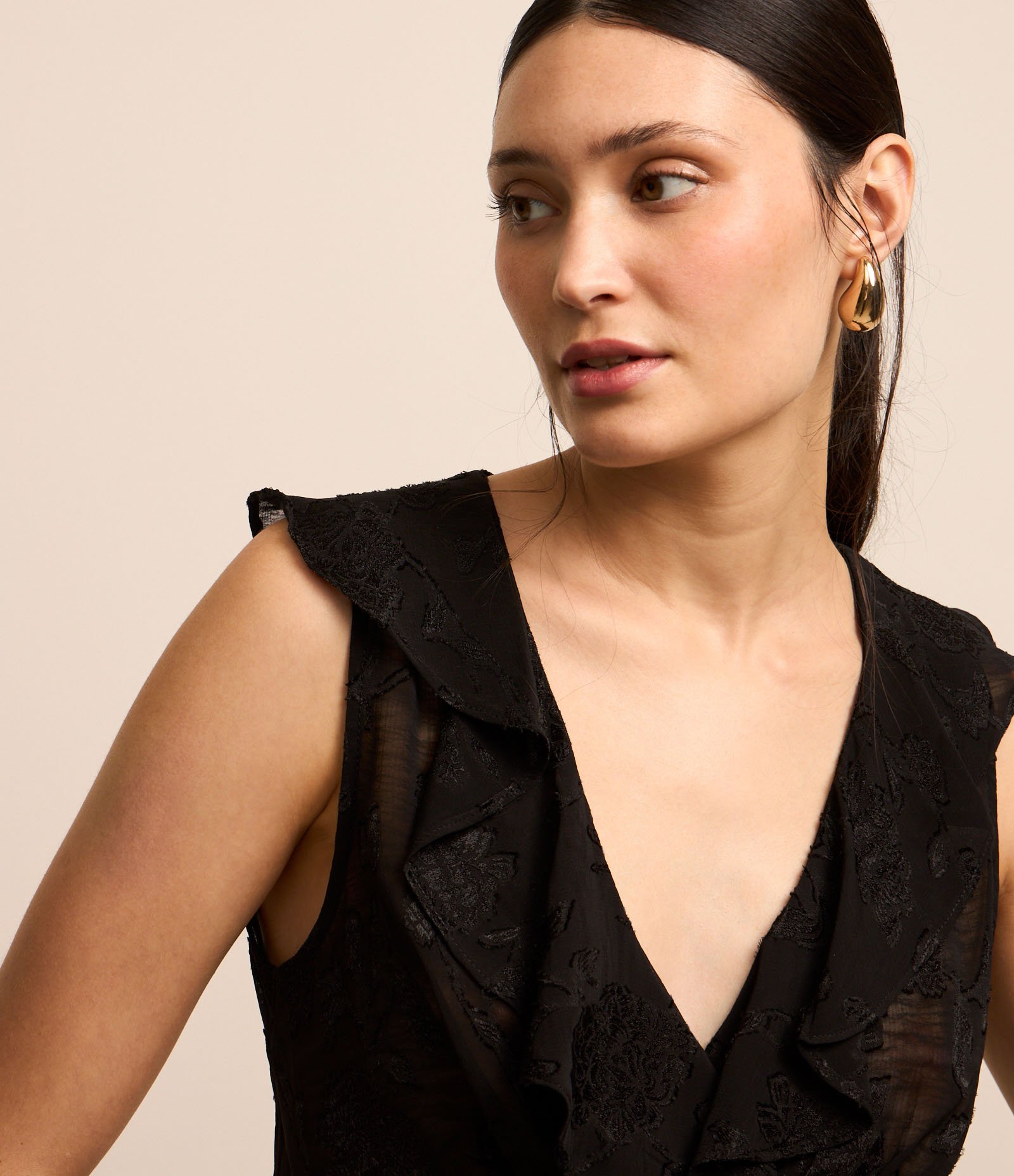 Blusa em Chiffon com Babado na Gola e Textura Floral Preto 4