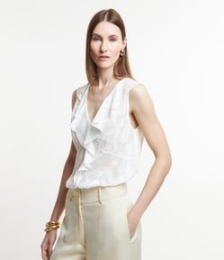 Blusa em Chiffon com Babado na Gola e Textura Floral