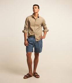 Bermuda Cargo em Algodão com Textura e Bolsos Laterais