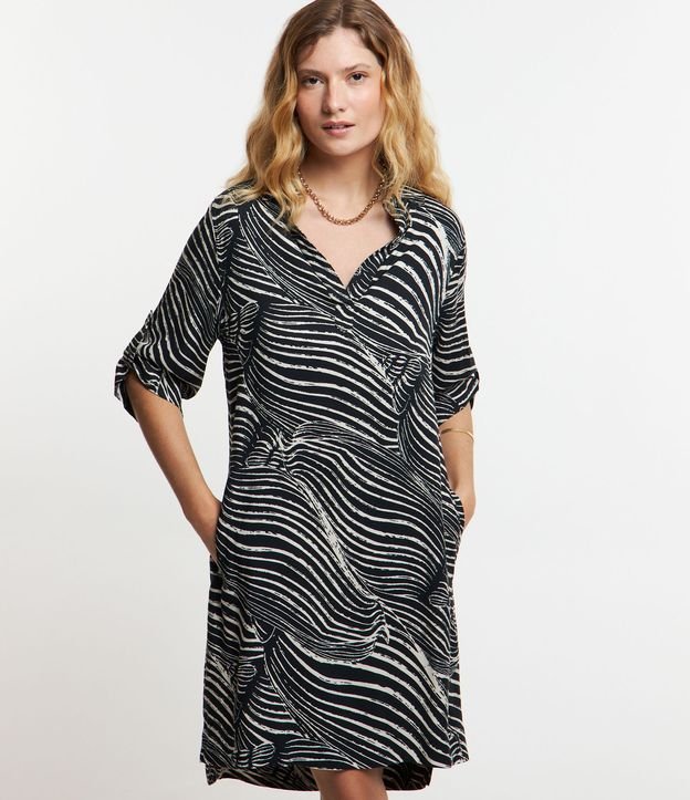 Vestido em Viscose com Gola Lapela e Estampa Abstrata