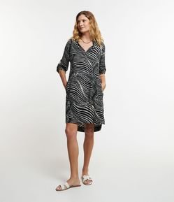 Vestido em Viscose com Gola Lapela e Estampa Abstrata