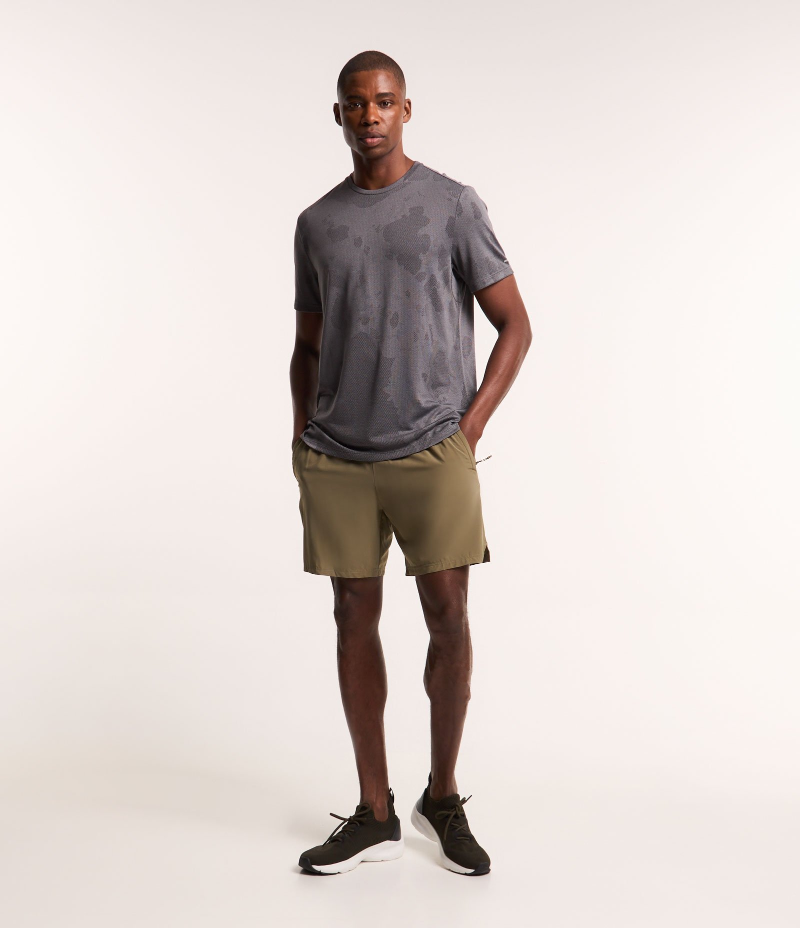 Bermuda Esportiva com Bolsos com Zíper e Recortes Laterais Verde 2