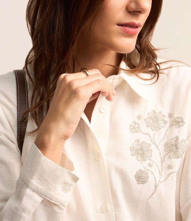 Camisa Alongada em Tricoline com Bordado no Floral no Peito