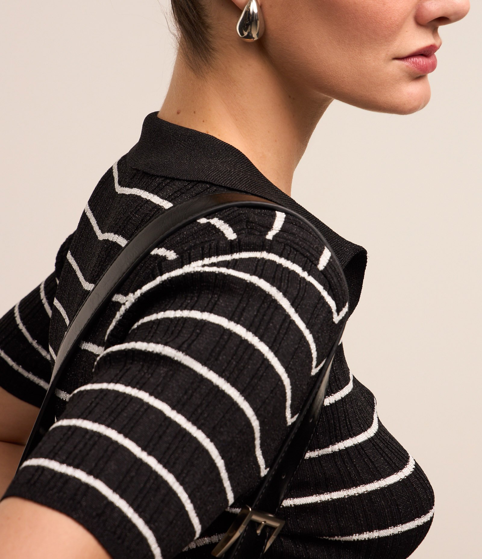 Blusa em Tricô com Estampa Listras e Detalhe em Fio Metalizado Preto/ Branco 4