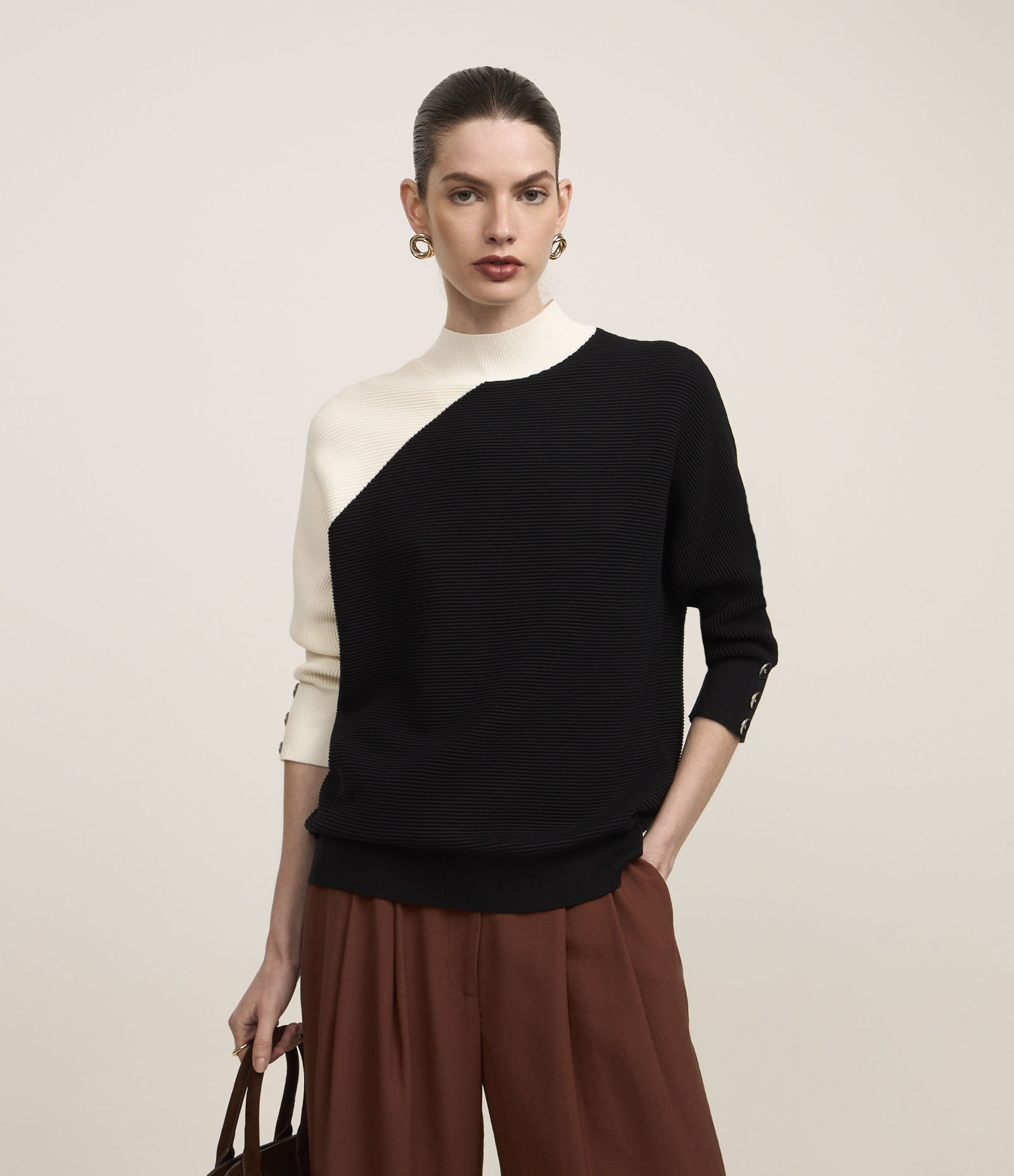 Suéter em Viscose com Botões no Punho Preto/ Branco 1