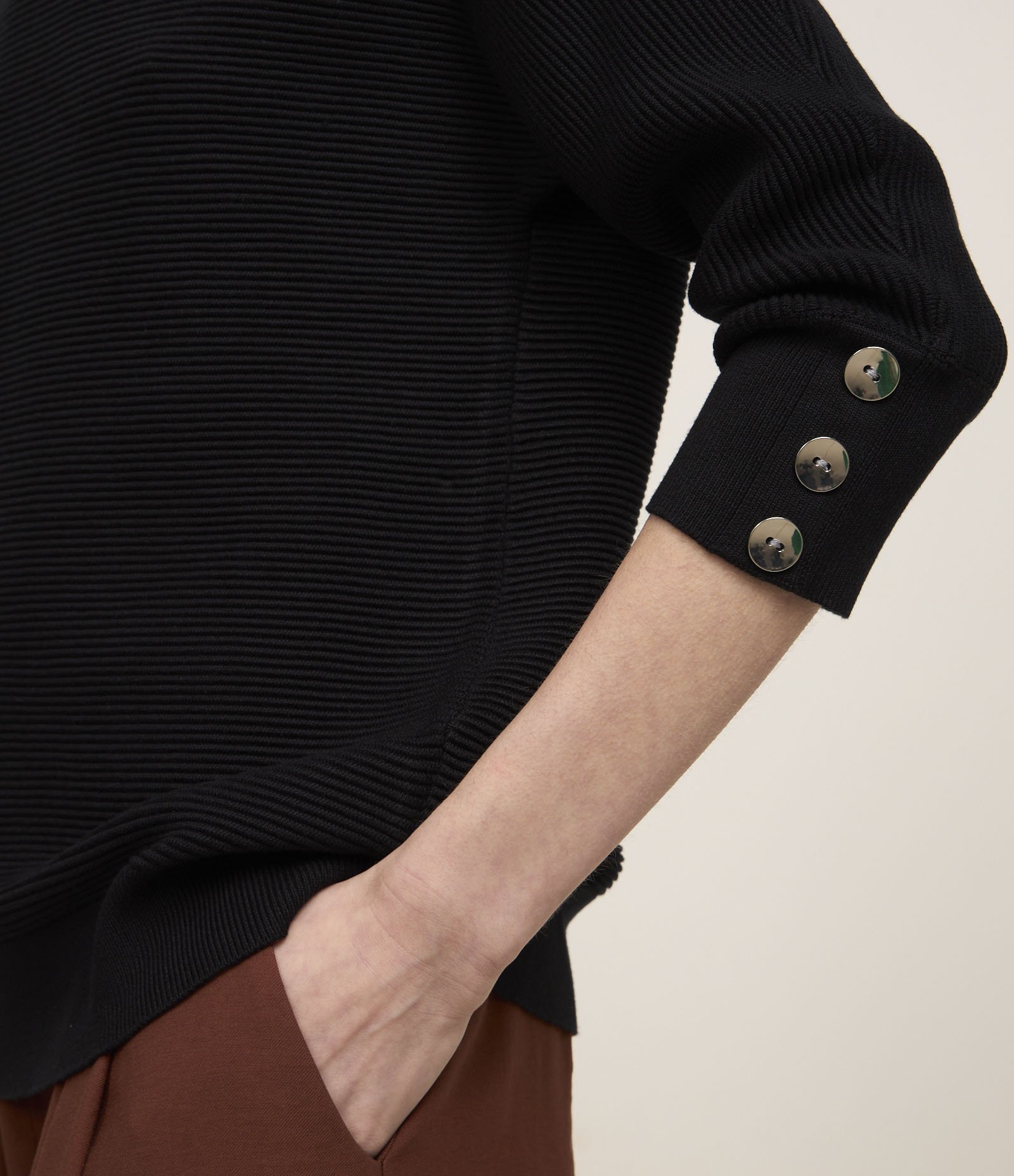 Suéter em Viscose com Botões no Punho Preto/ Branco 3
