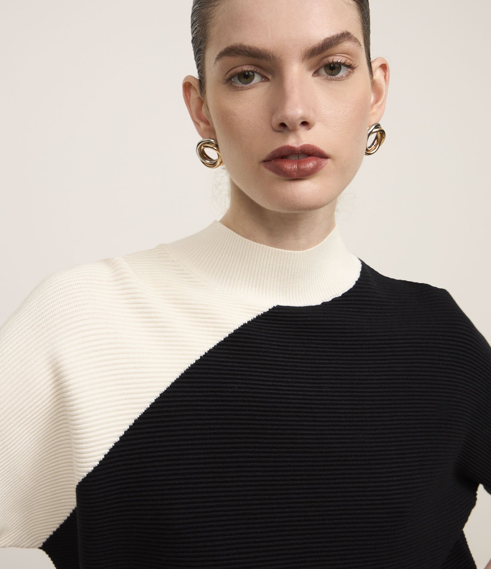 Suéter em Viscose com Botões no Punho Preto/ Branco 4