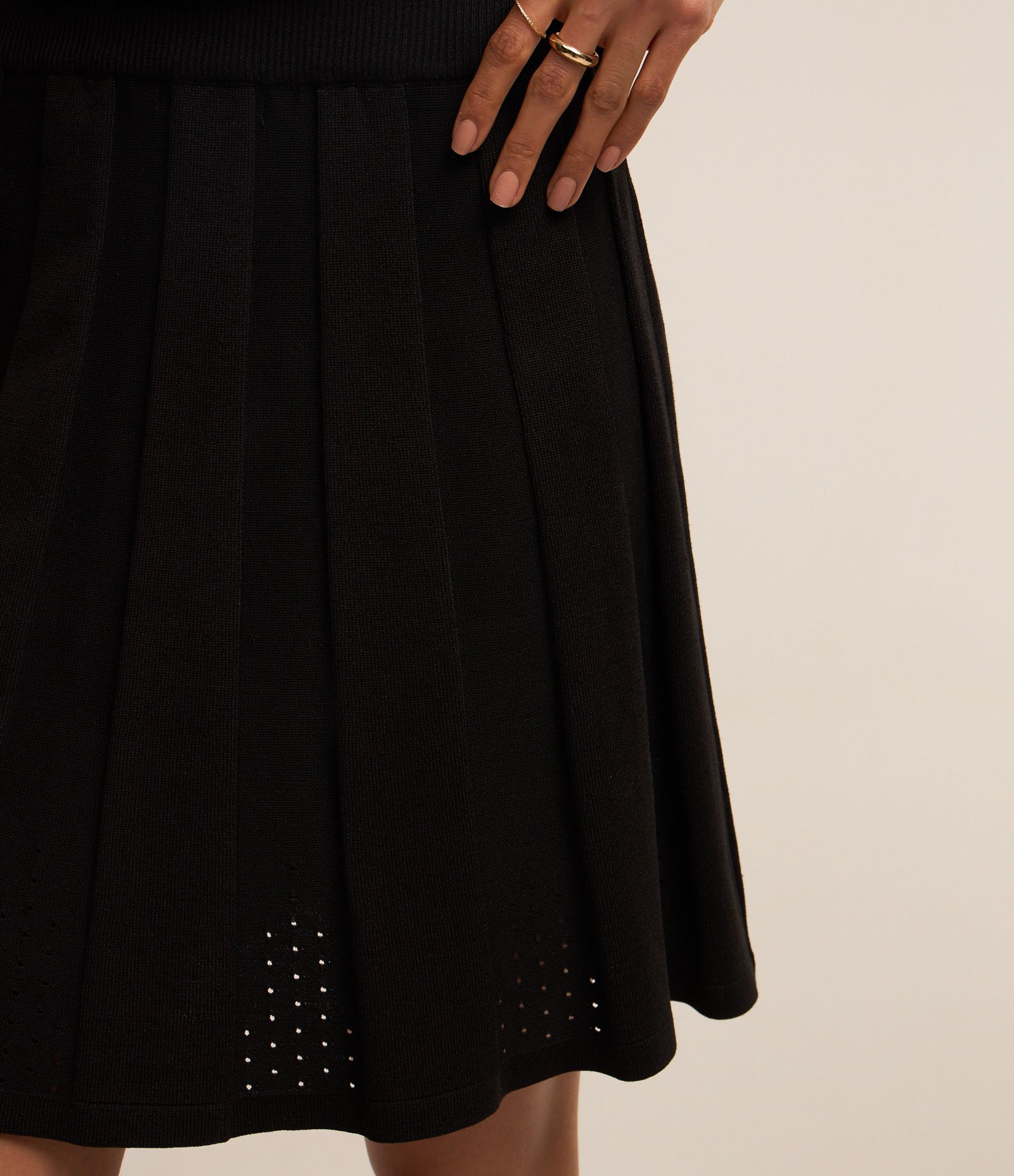Saia Evasê em Viscose com Detalhe Drapeado Preto 4