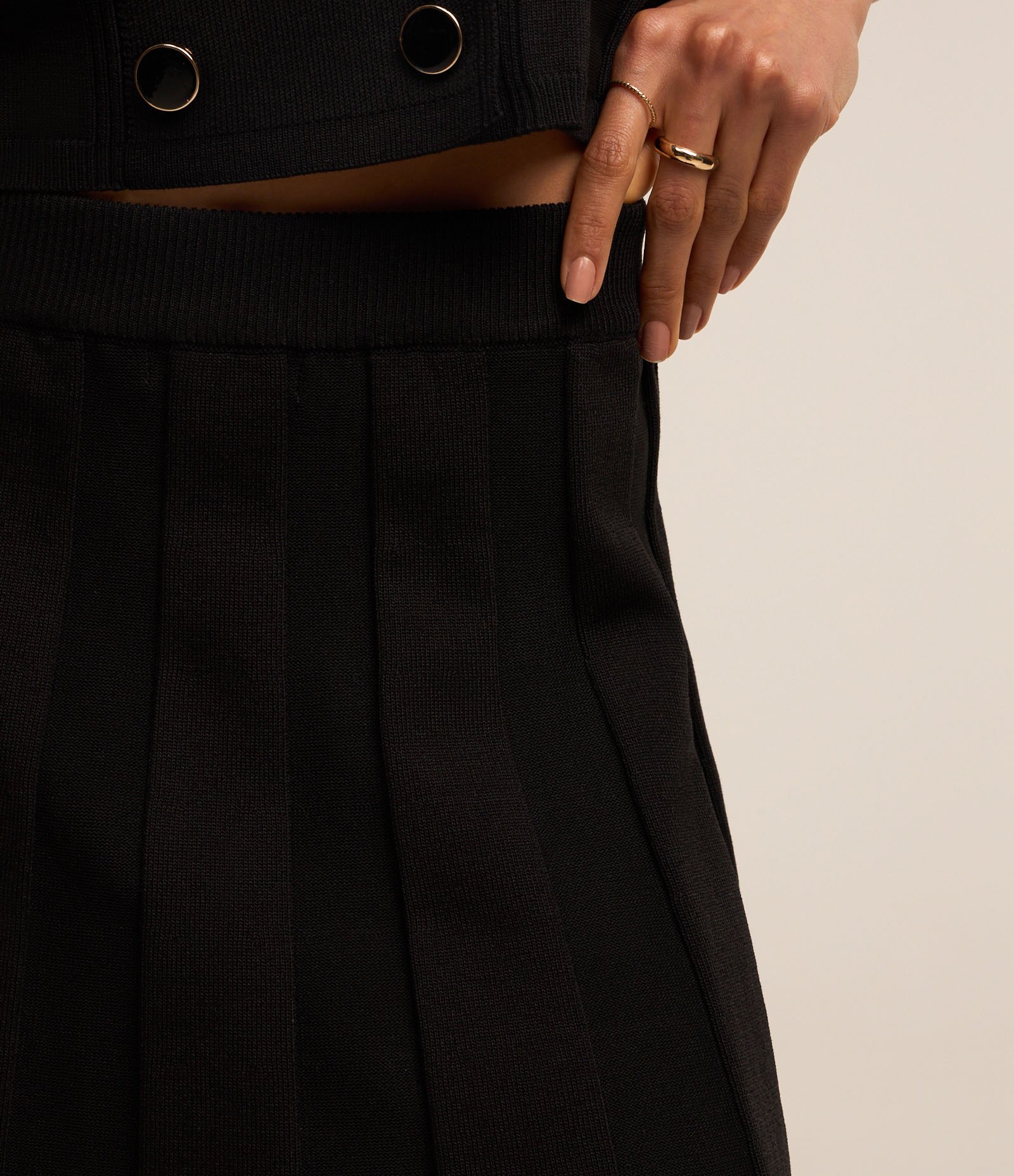 Saia Evasê em Viscose com Detalhe Drapeado Preto 5