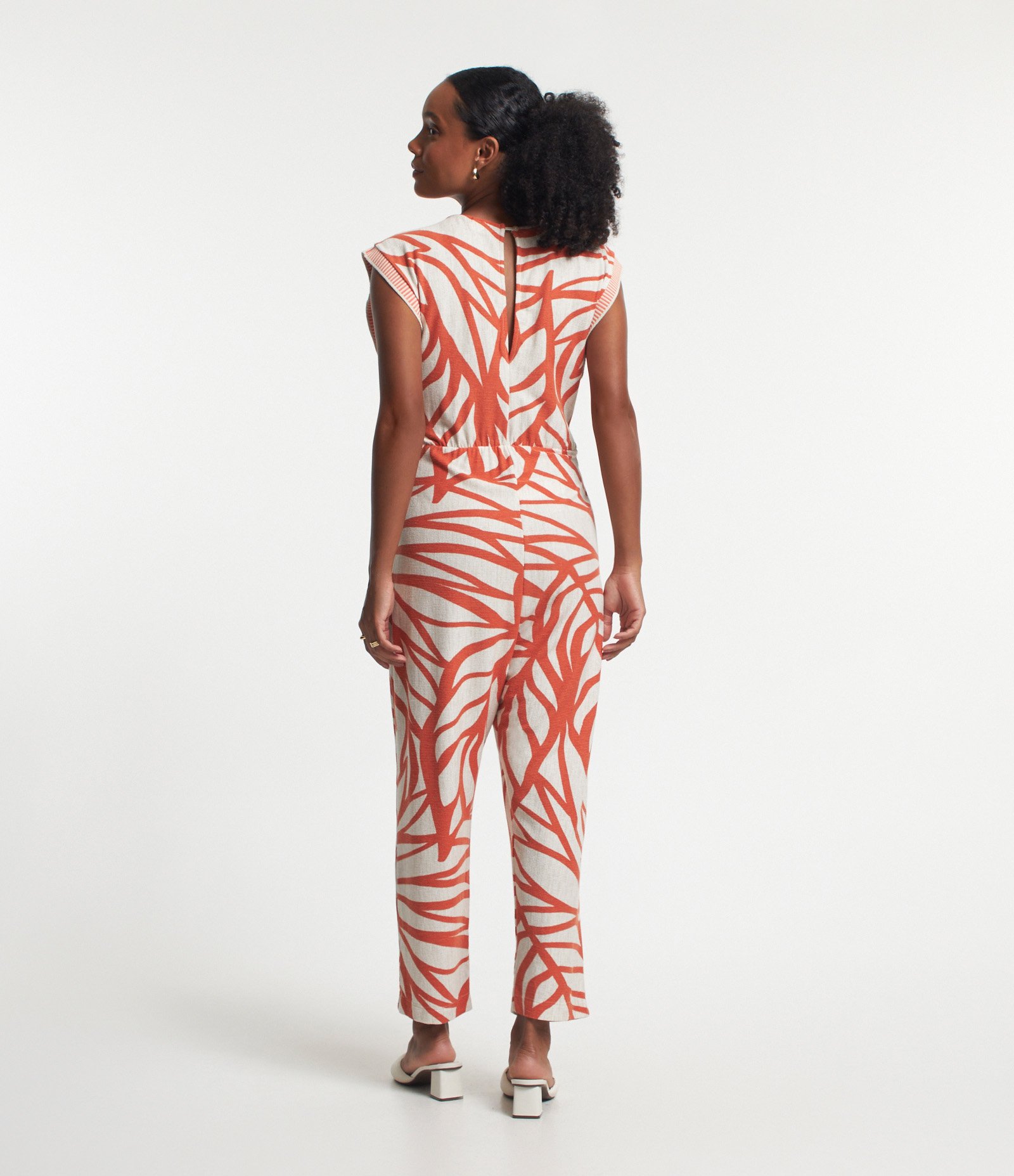 Macacão em Viscose com Estampa Folhagem Contrastante Laranja/ Branco 4