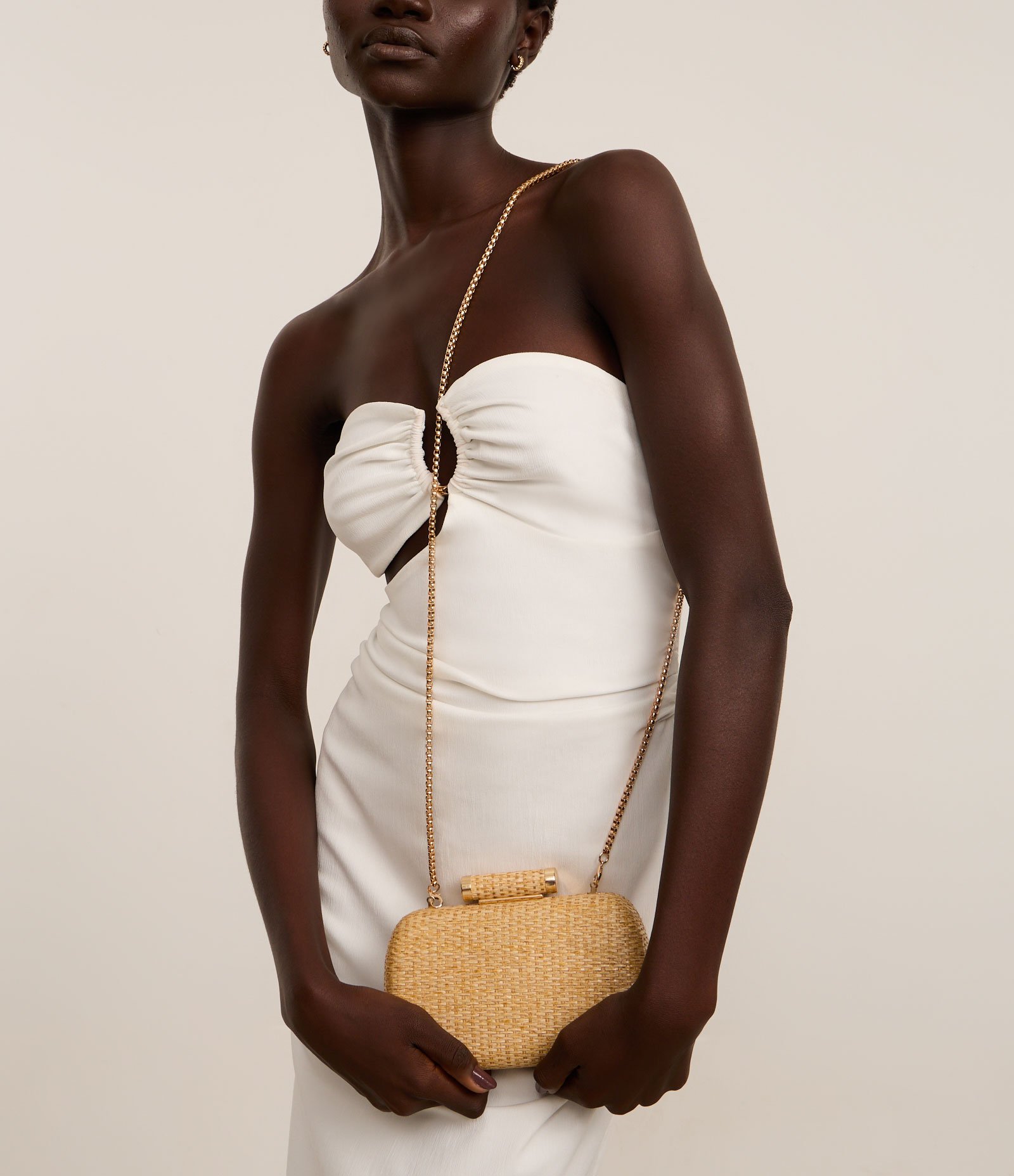 Bolsa Transversal Pequena em Palha com Alça em Corrente Bege 1