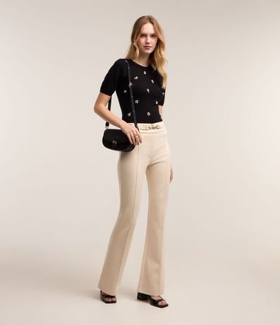 Calça Flare em Ponto Roma com Detalhe em Metal no Cós Menor preço em Calça Flare em Ponto Roma com Detalhe em Metal no Cós