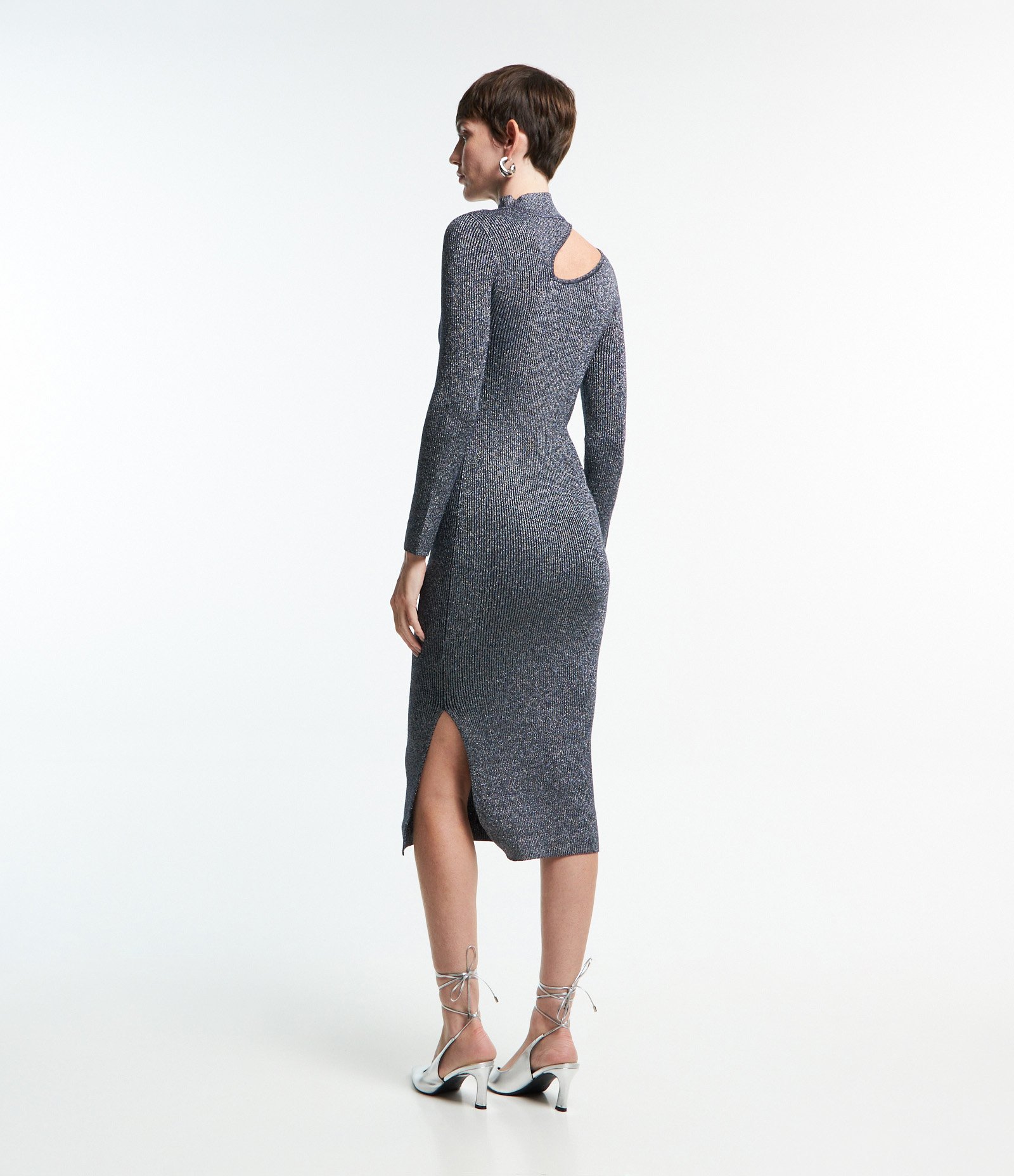 Vestido Midi em Viscose com Recorte Vazado e Detalhe em Fio Metalizado Cinza 3