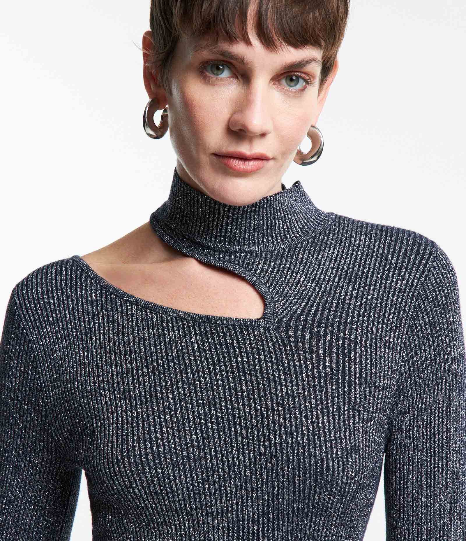Vestido Midi em Viscose com Recorte Vazado e Detalhe em Fio Metalizado Cinza 4