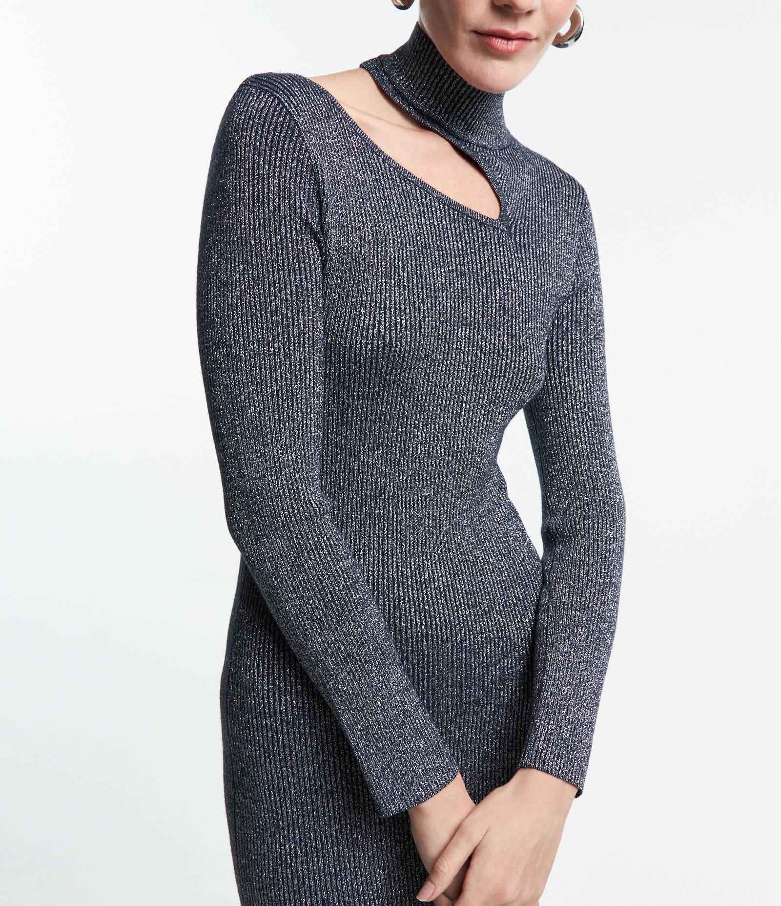 Vestido Midi em Viscose com Recorte Vazado e Detalhe em Fio Metalizado Cinza 5