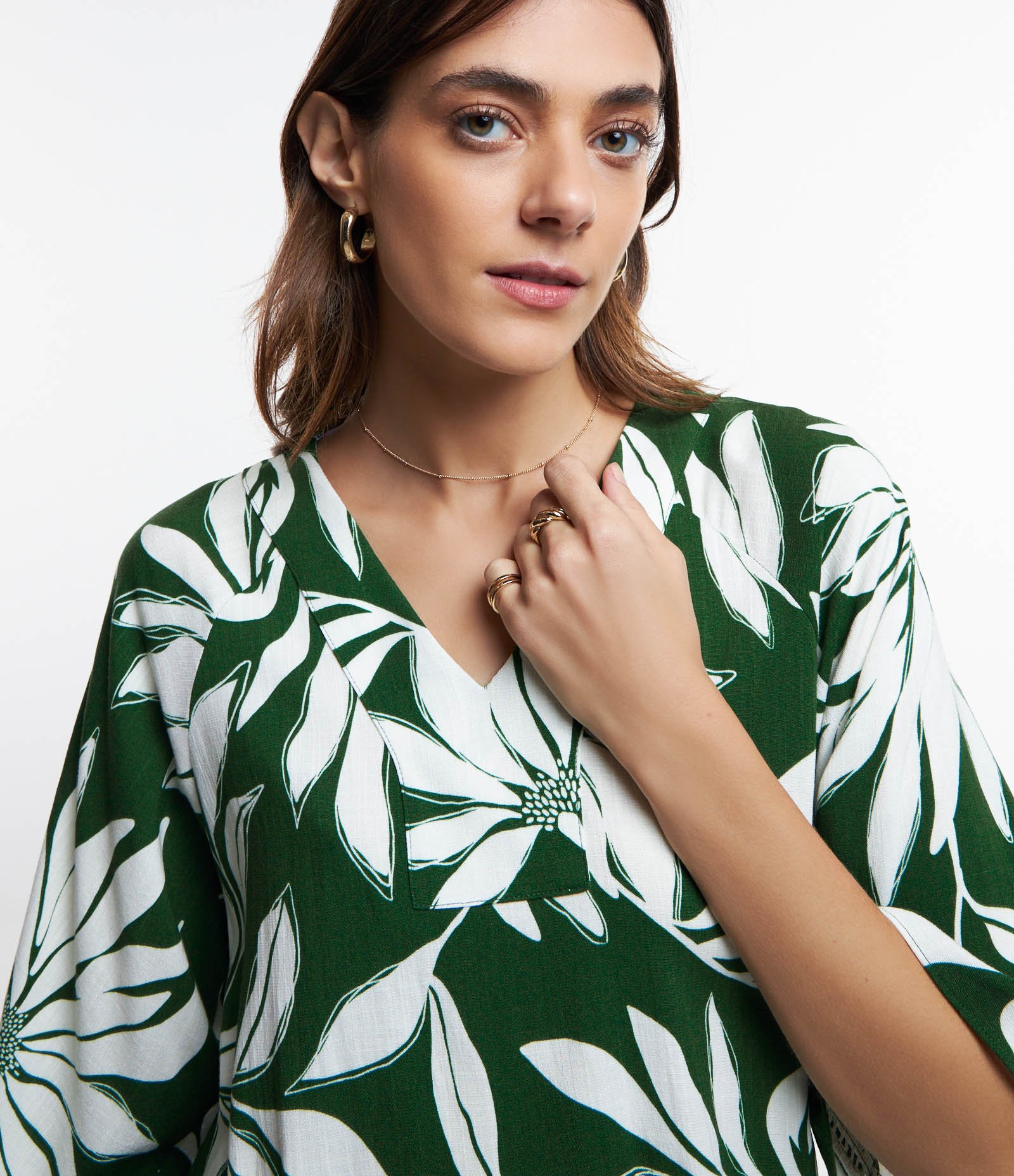 Blusa em Viscolinho com Entremeios na Manga e Estampa Folhagens Verde 2