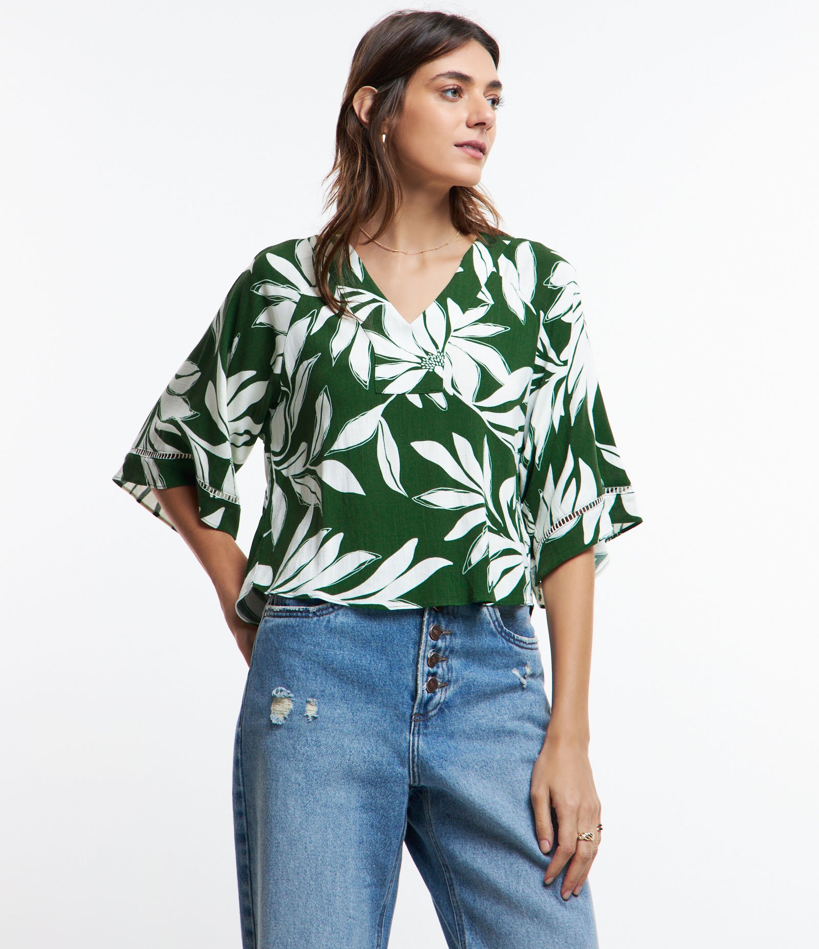 Blusa em Viscolinho com Entremeios na Manga e Estampa Folhagens Verde 3
