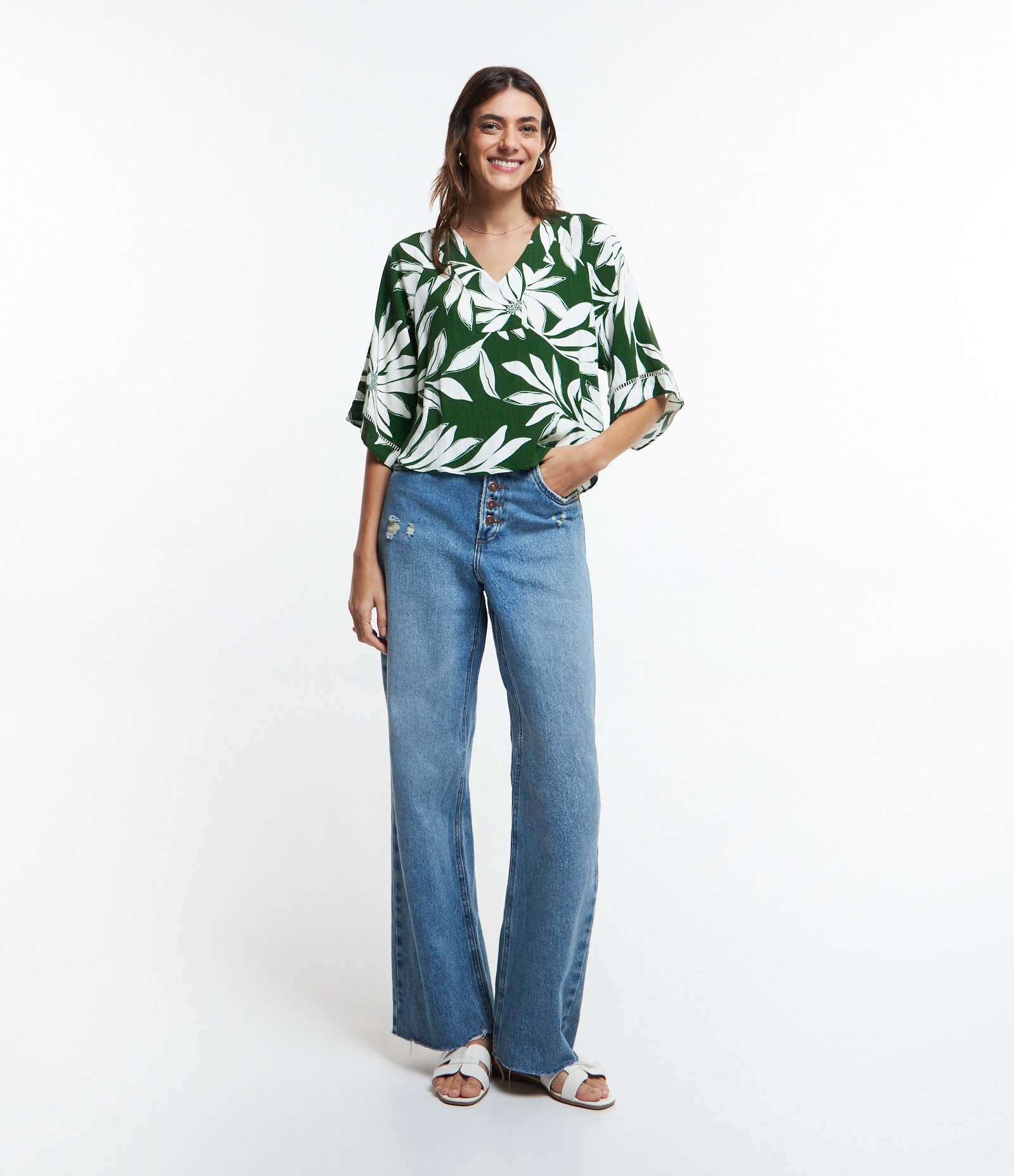 Blusa em Viscolinho com Entremeios na Manga e Estampa Folhagens Verde 4