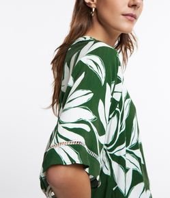 Blusa em Viscolinho com Entremeios na Manga e Estampa Folhagens